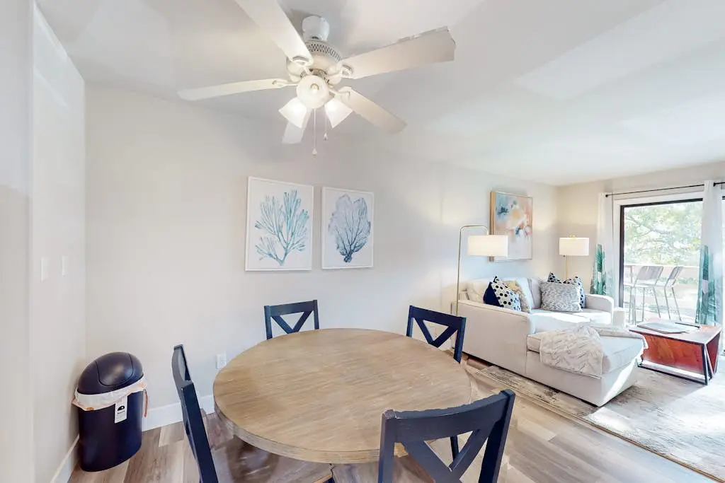 3rd floor condo with private balcony, AC, Washer and Dryer, on site pools, hot tub & tennis