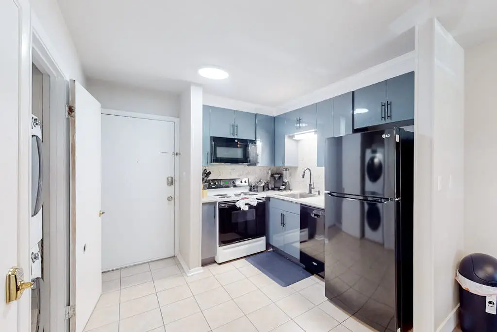 3rd floor condo with private balcony, AC, Washer and Dryer, on site pools, hot tub & tennis