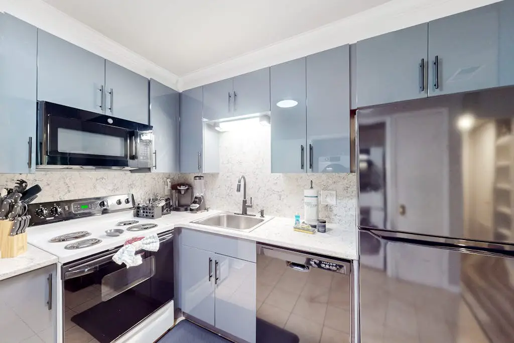 3rd floor condo with private balcony, AC, Washer and Dryer, on site pools, hot tub & tennis