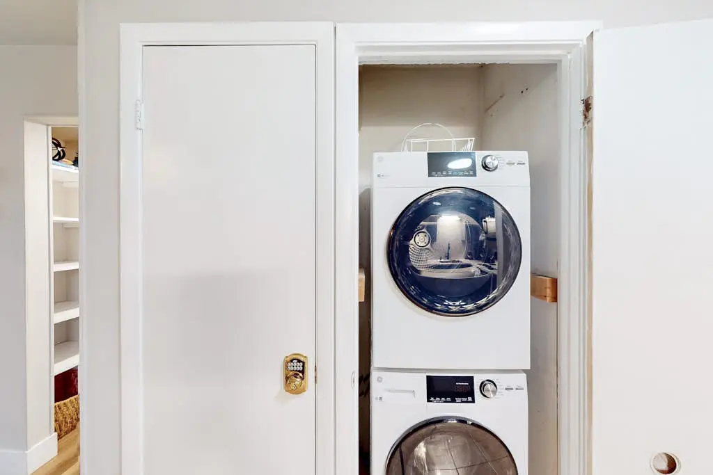 3rd floor condo with private balcony, AC, Washer and Dryer, on site pools, hot tub & tennis