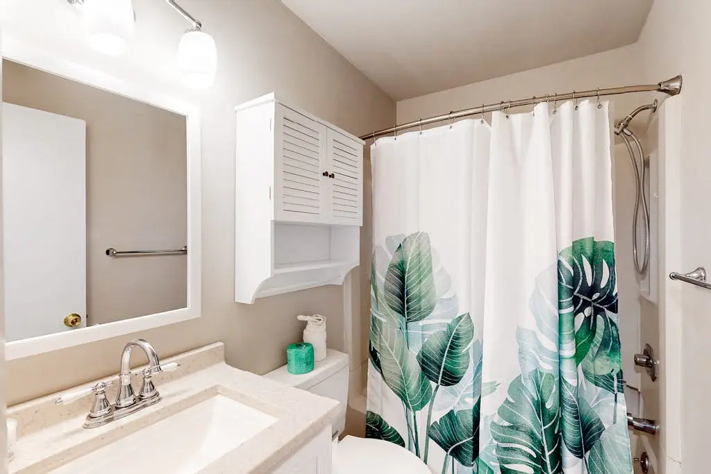 3rd floor condo with private balcony, AC, Washer and Dryer, on site pools, hot tub & tennis