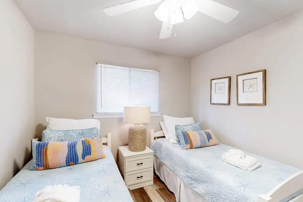 3rd floor condo with private balcony, AC, Washer and Dryer, on site pools, hot tub & tennis