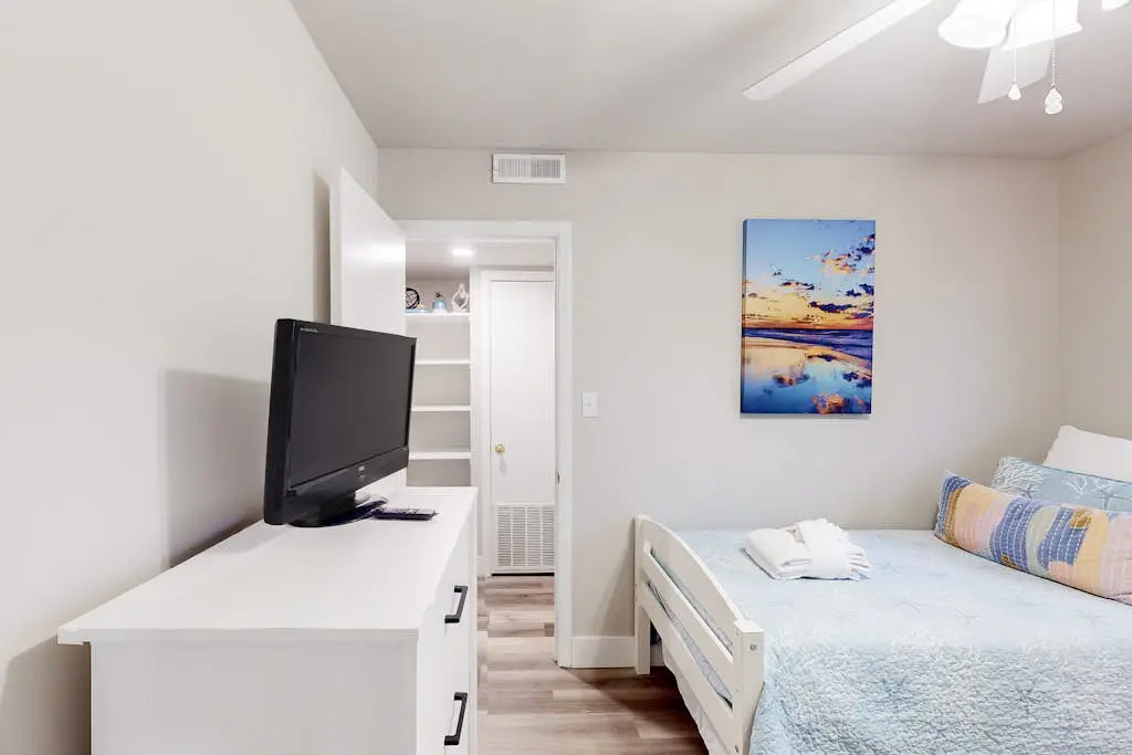 3rd floor condo with private balcony, AC, Washer and Dryer, on site pools, hot tub & tennis