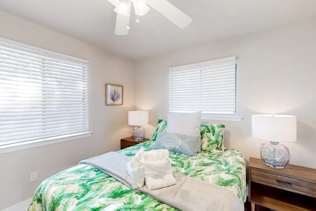 3rd floor condo with private balcony, AC, Washer and Dryer, on site pools, hot tub & tennis