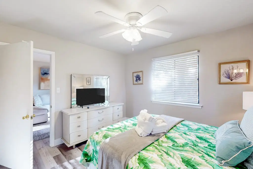 3rd floor condo with private balcony, AC, Washer and Dryer, on site pools, hot tub & tennis