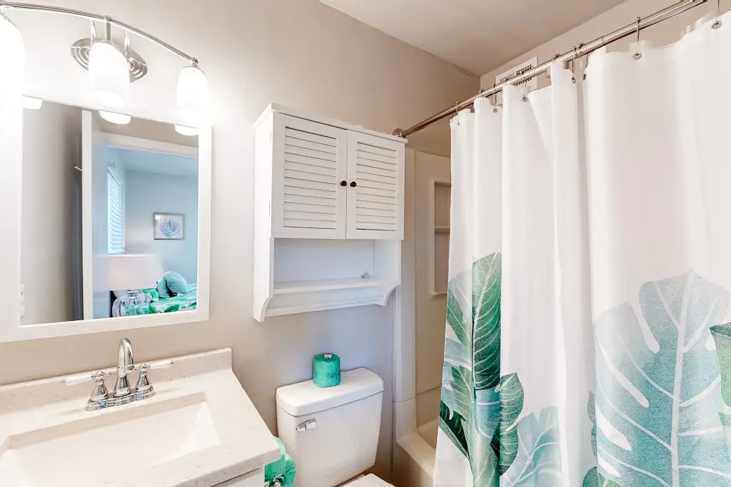 3rd floor condo with private balcony, AC, Washer and Dryer, on site pools, hot tub & tennis