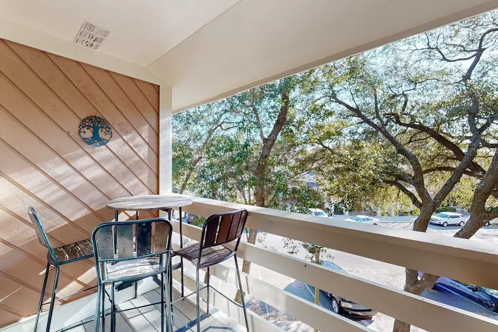 3rd floor condo with private balcony, AC, Washer and Dryer, on site pools, hot tub & tennis