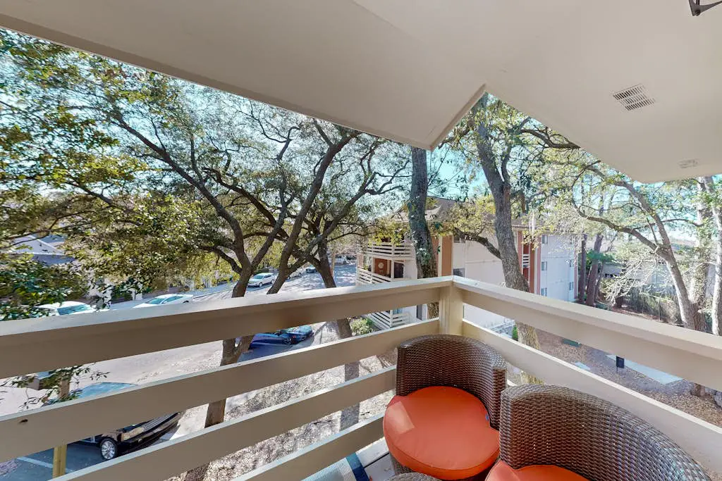 3rd floor condo with private balcony, AC, Washer and Dryer, on site pools, hot tub & tennis