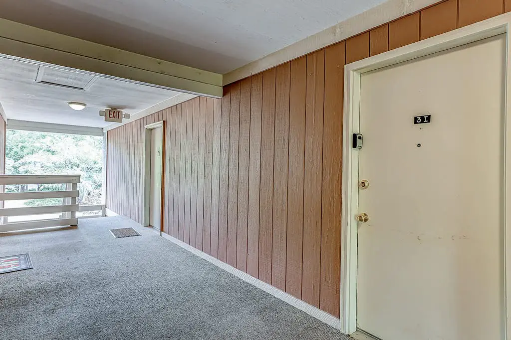 3rd floor condo with private balcony, AC, Washer and Dryer, on site pools, hot tub & tennis