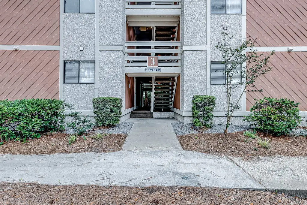 3rd floor condo with private balcony, AC, Washer and Dryer, on site pools, hot tub & tennis
