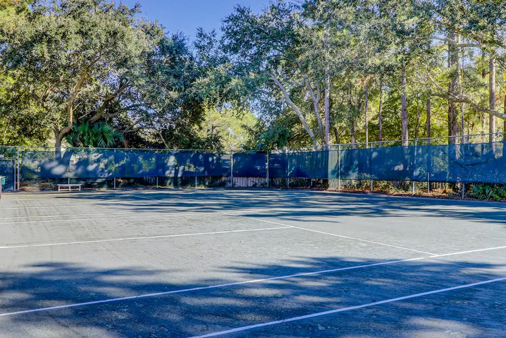 3rd floor condo with private balcony, AC, Washer and Dryer, on site pools, hot tub & tennis