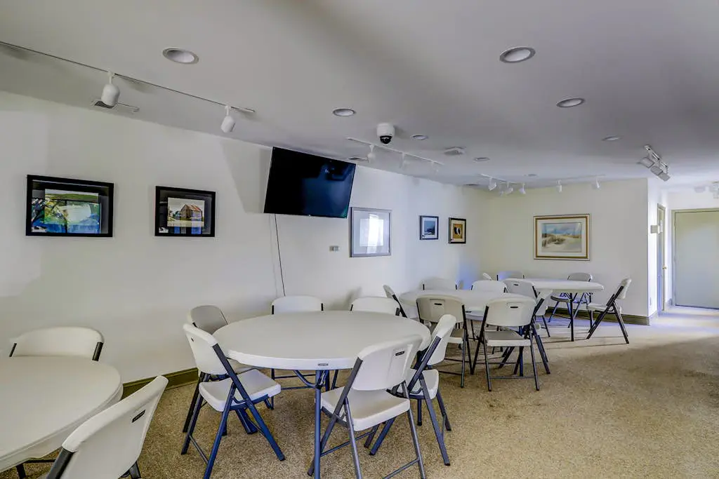 3rd floor condo with private balcony, AC, Washer and Dryer, on site pools, hot tub & tennis