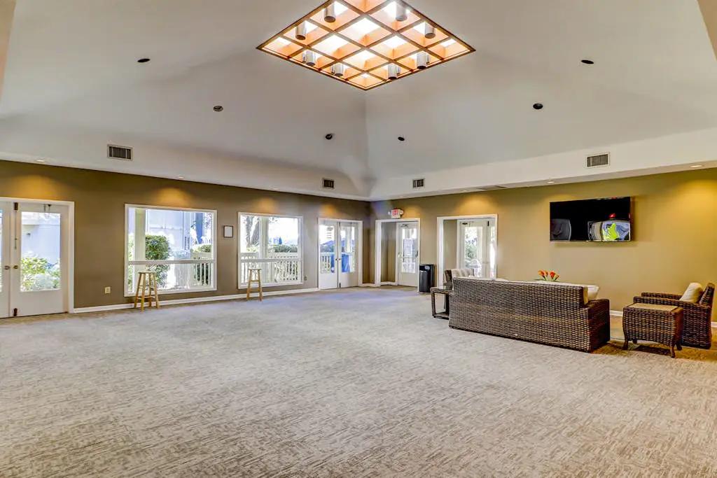 3rd floor condo with private balcony, AC, Washer and Dryer, on site pools, hot tub & tennis