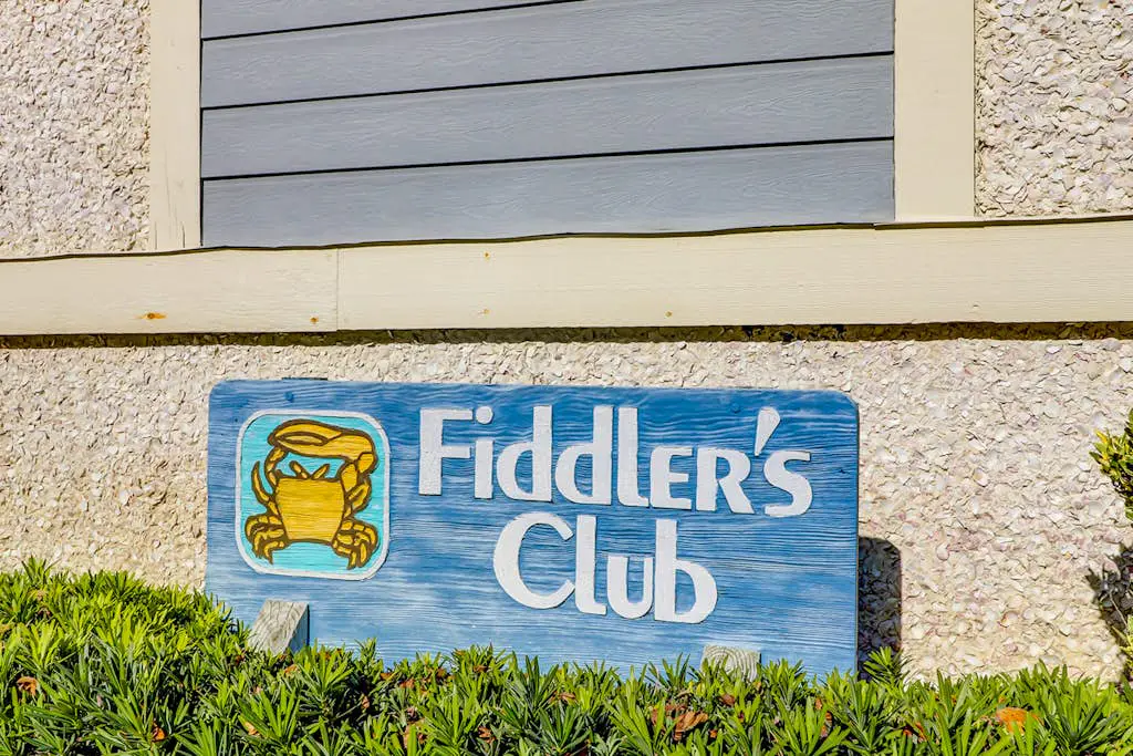3rd floor condo with private balcony, AC, Washer and Dryer, on site pools, hot tub & tennis