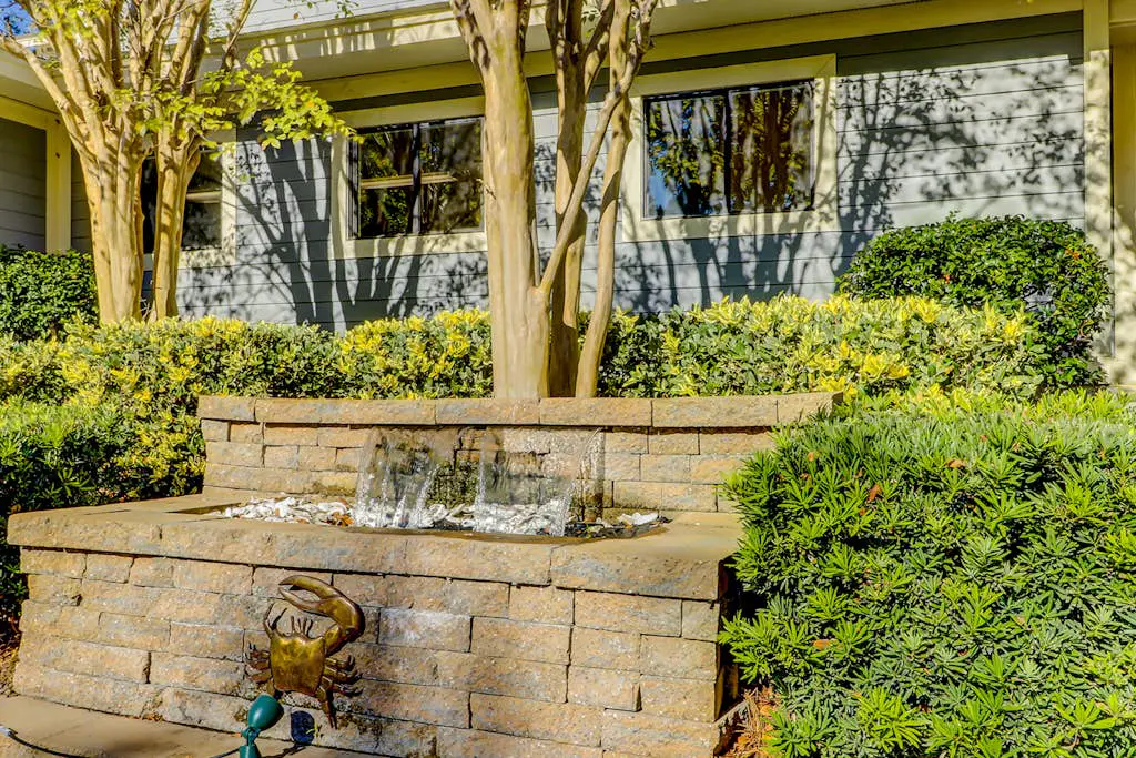 3rd floor condo with private balcony, AC, Washer and Dryer, on site pools, hot tub & tennis