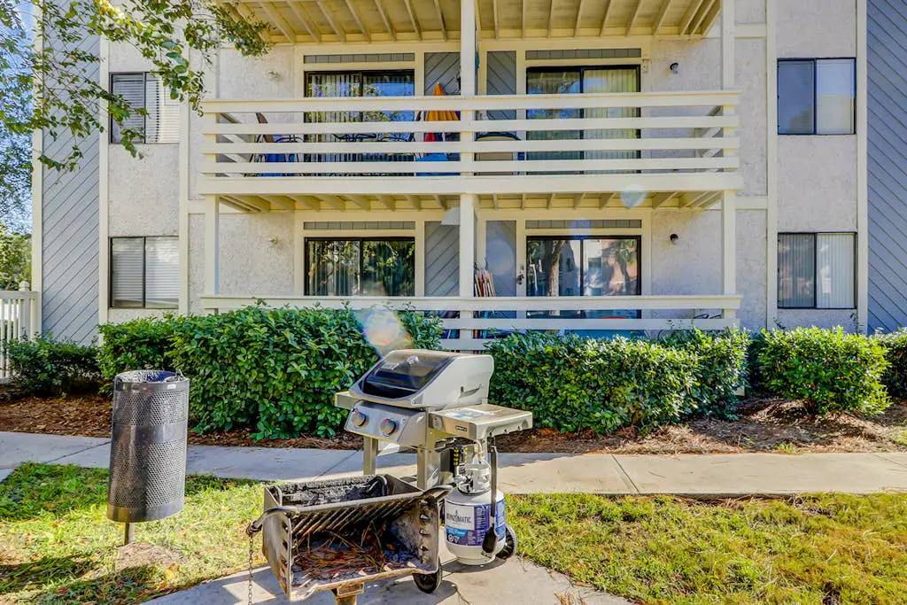 3rd floor condo with private balcony, AC, Washer and Dryer, on site pools, hot tub & tennis