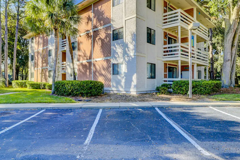 3rd floor condo with private balcony, AC, Washer and Dryer, on site pools, hot tub & tennis