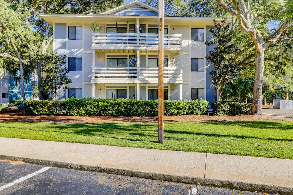 3rd floor condo with private balcony, AC, Washer and Dryer, on site pools, hot tub & tennis