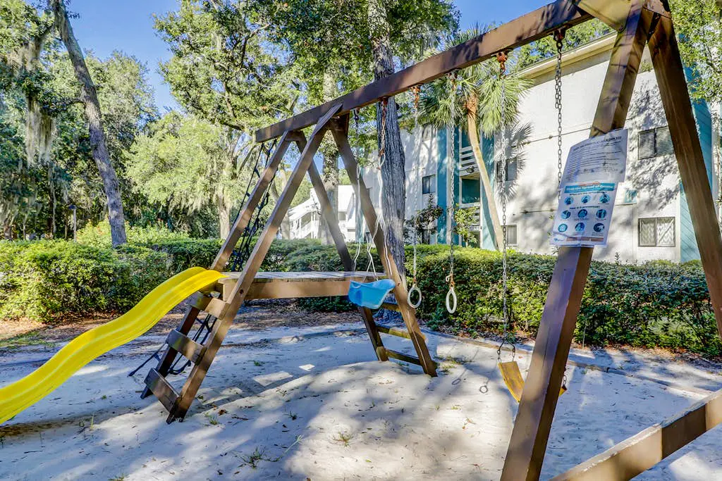 3rd floor condo with private balcony, AC, Washer and Dryer, on site pools, hot tub & tennis