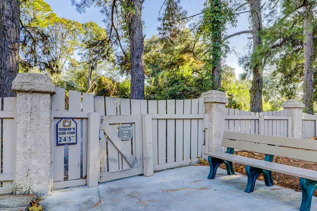 3rd floor condo with private balcony, AC, Washer and Dryer, on site pools, hot tub & tennis