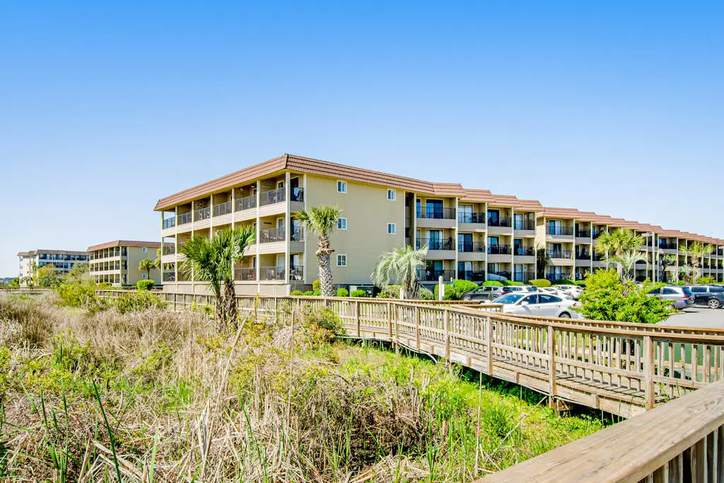 3rd floor condo with private balcony, AC, Washer and Dryer, on site pools, hot tub & tennis