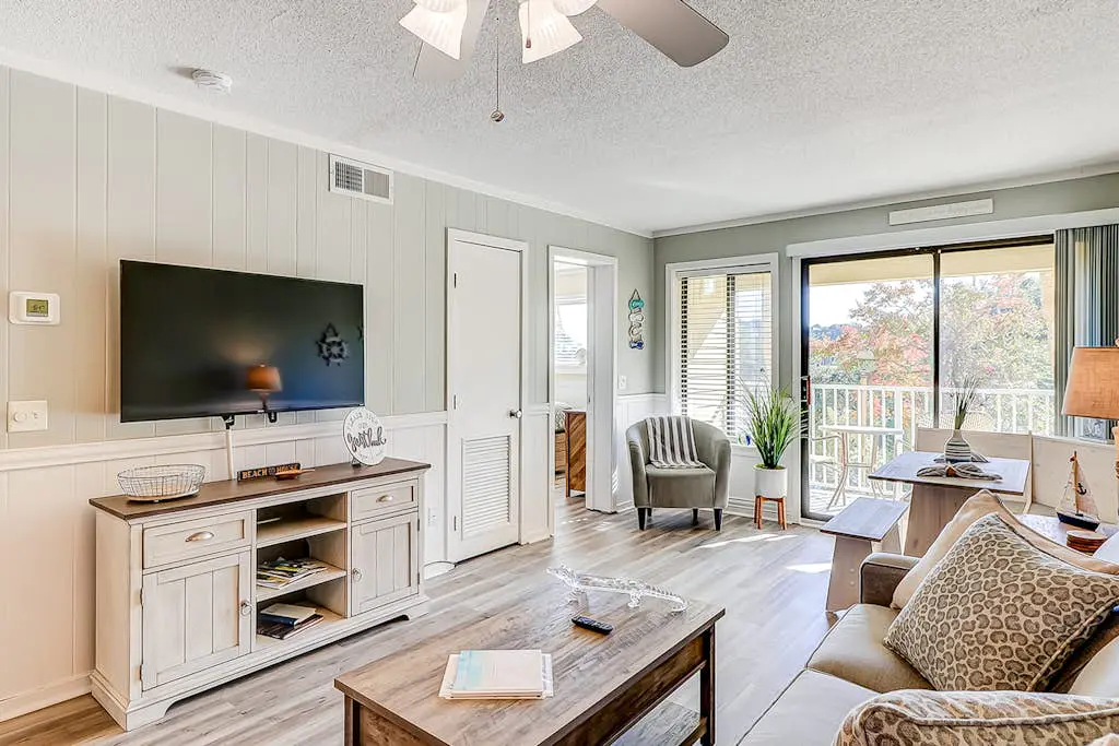 Cozy condo with pools, hot tub, tennis, gym & beach access