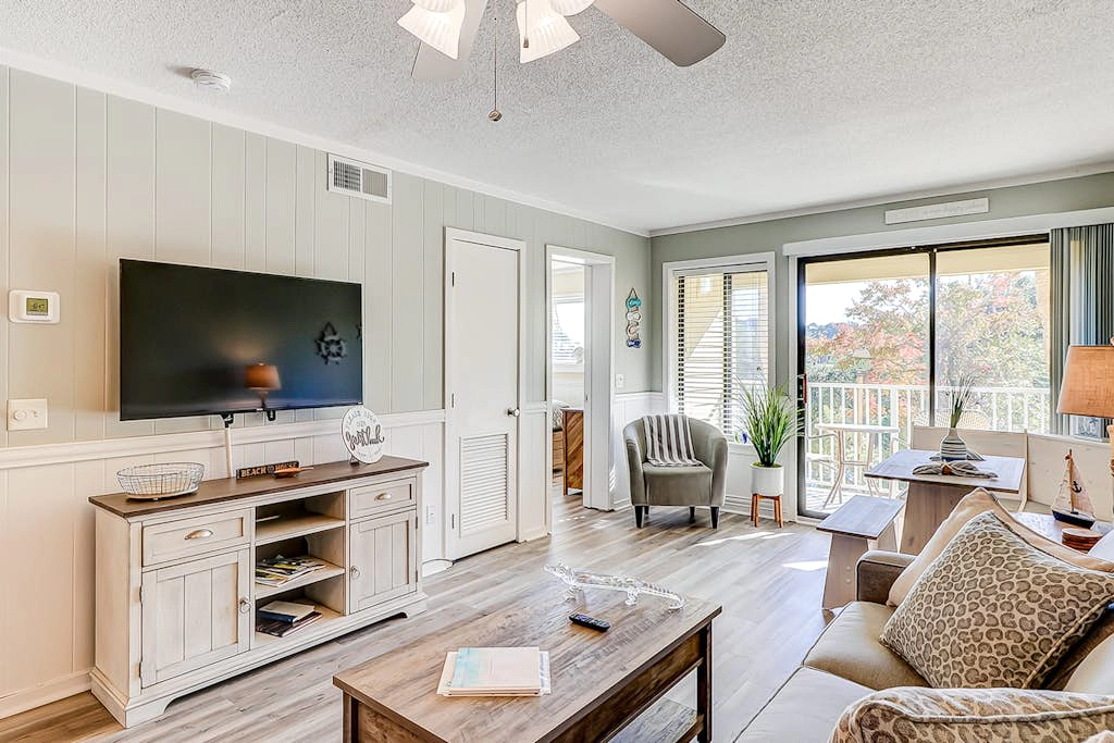 Cozy condo with pools, hot tub, tennis, gym & beach access