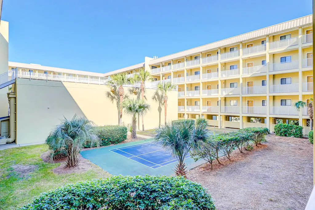 Cozy condo with pools, hot tub, tennis, gym & beach access