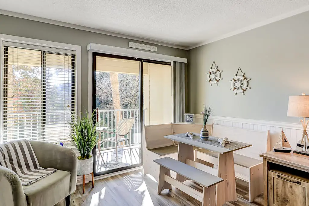 Cozy condo with pools, hot tub, tennis, gym & beach access