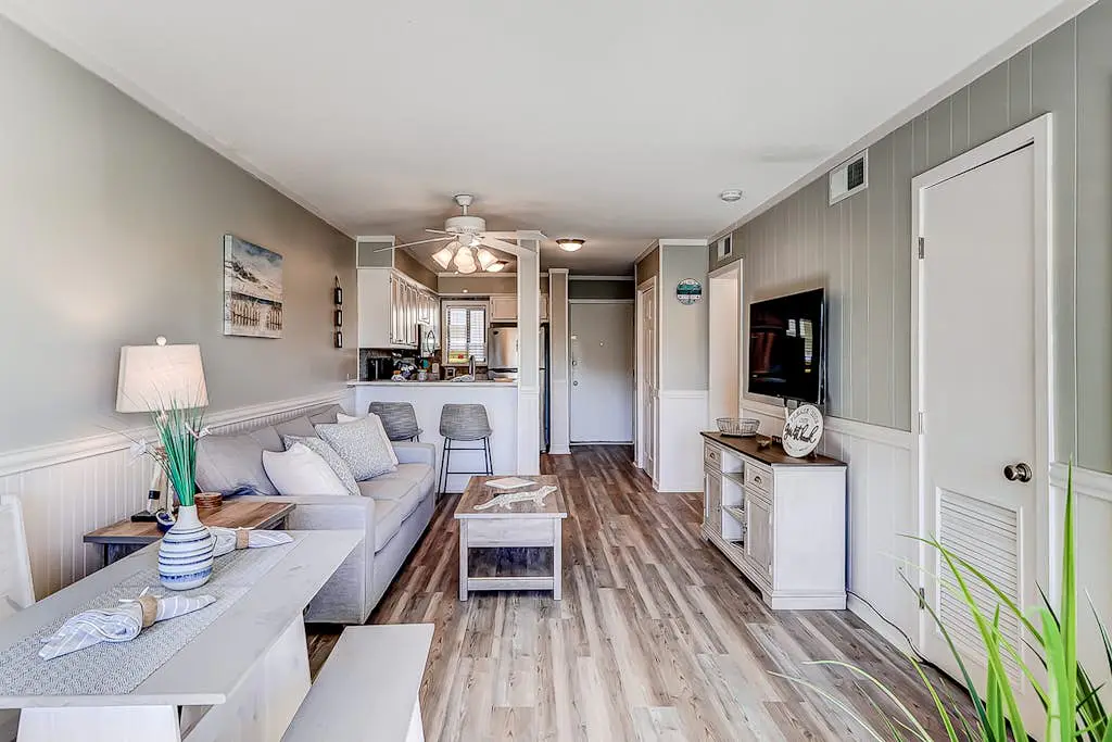 Cozy condo with pools, hot tub, tennis, gym & beach access