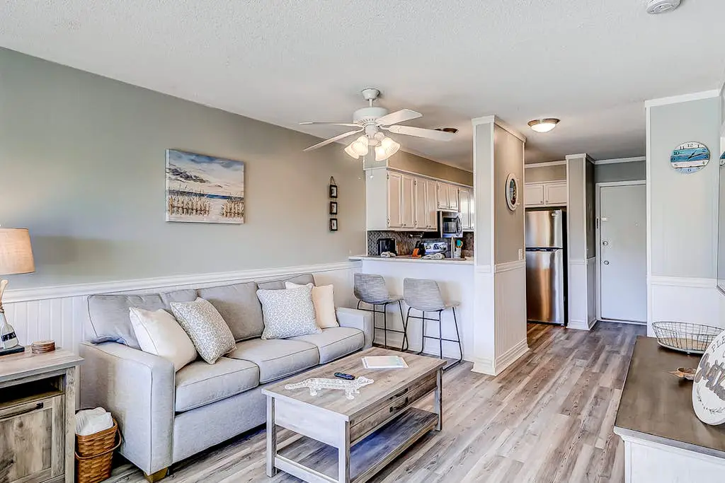 Cozy condo with pools, hot tub, tennis, gym & beach access