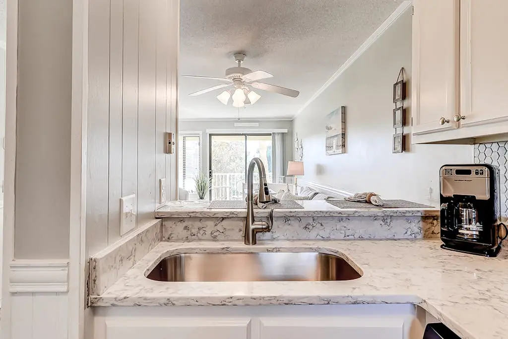 Cozy condo with pools, hot tub, tennis, gym & beach access
