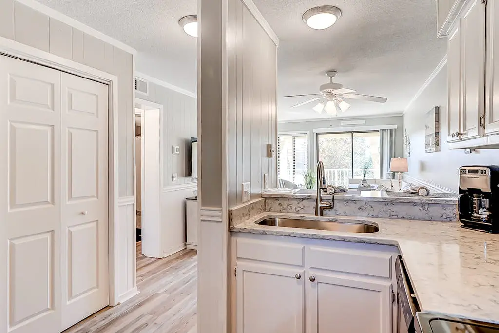 Cozy condo with pools, hot tub, tennis, gym & beach access