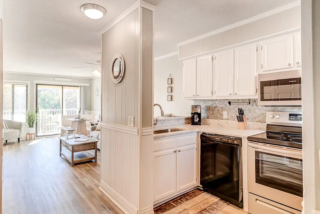Cozy condo with pools, hot tub, tennis, gym & beach access