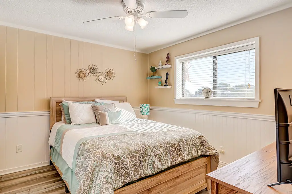 Cozy condo with pools, hot tub, tennis, gym & beach access