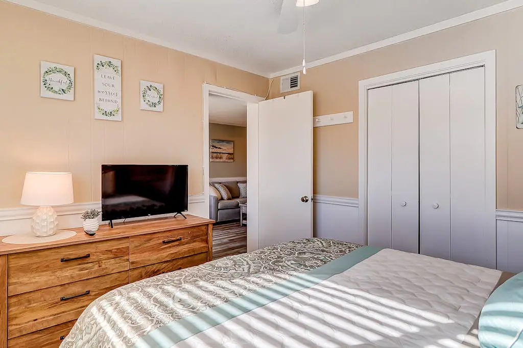 Cozy condo with pools, hot tub, tennis, gym & beach access