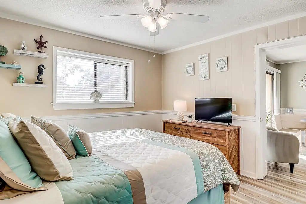 Cozy condo with pools, hot tub, tennis, gym & beach access