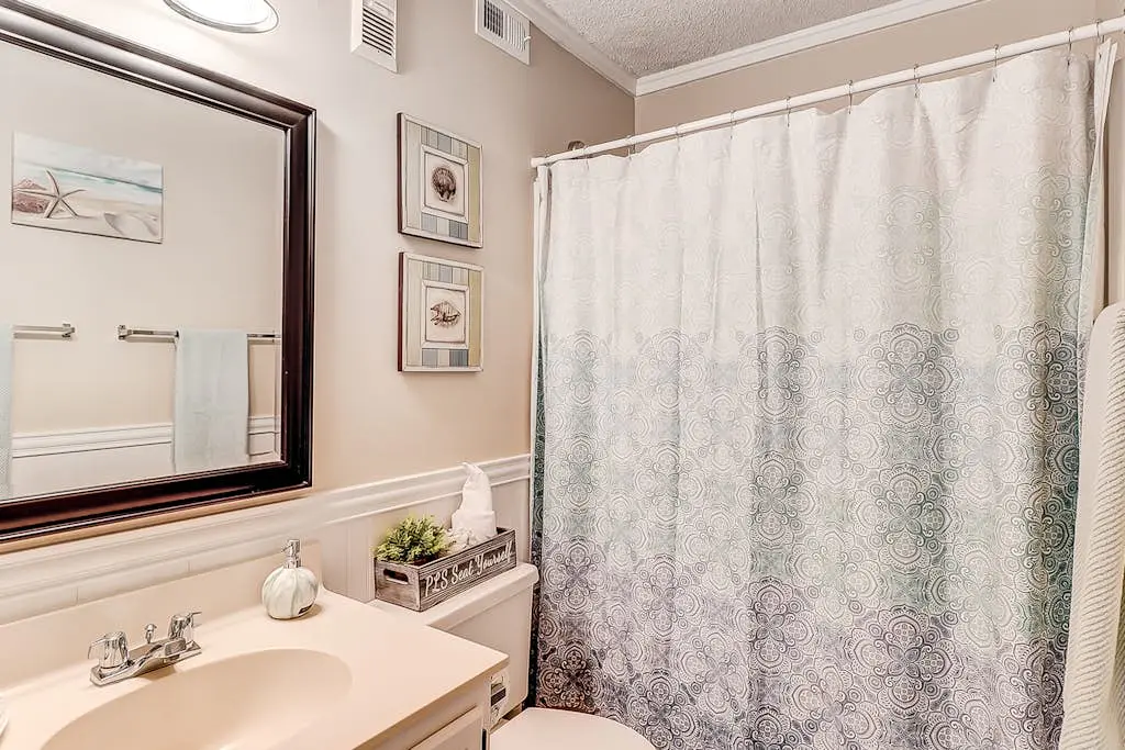 Cozy condo with pools, hot tub, tennis, gym & beach access
