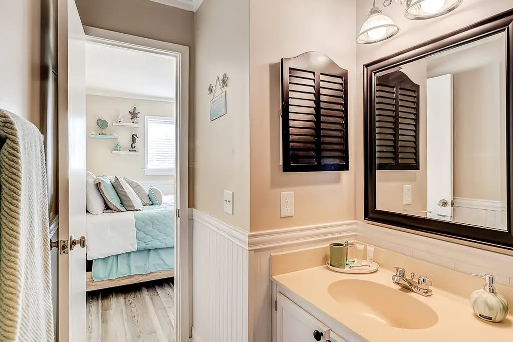 Cozy condo with pools, hot tub, tennis, gym & beach access