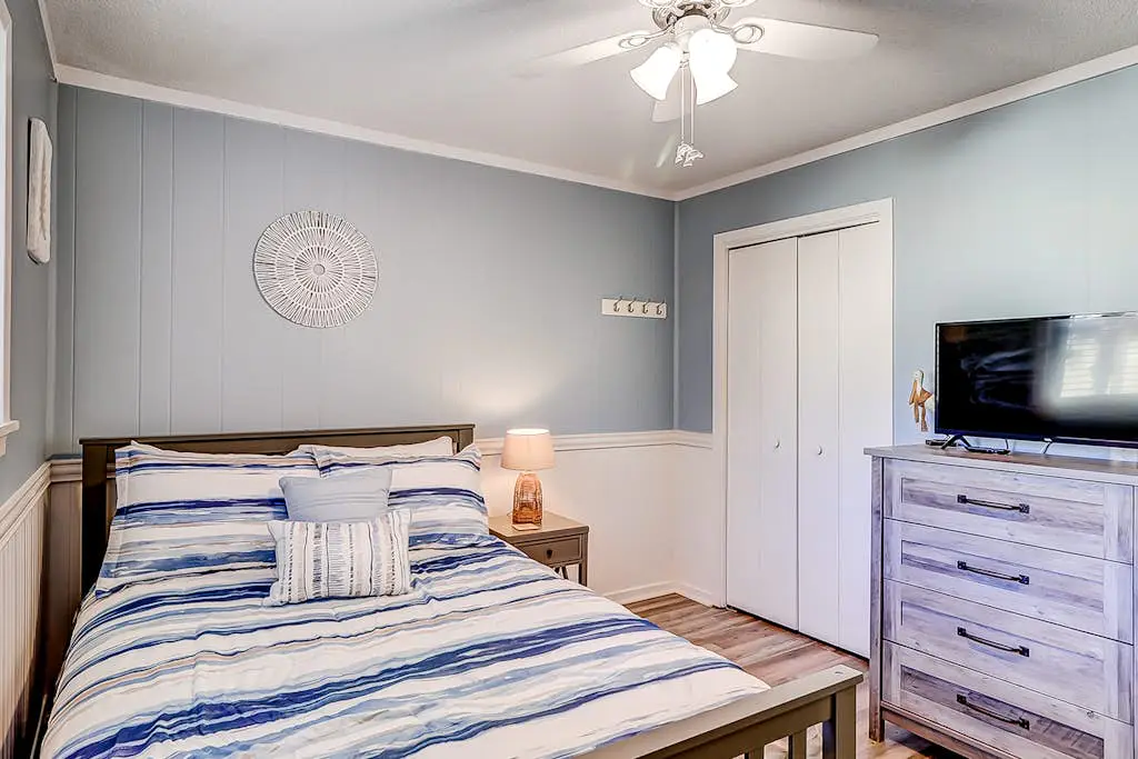 Cozy condo with pools, hot tub, tennis, gym & beach access