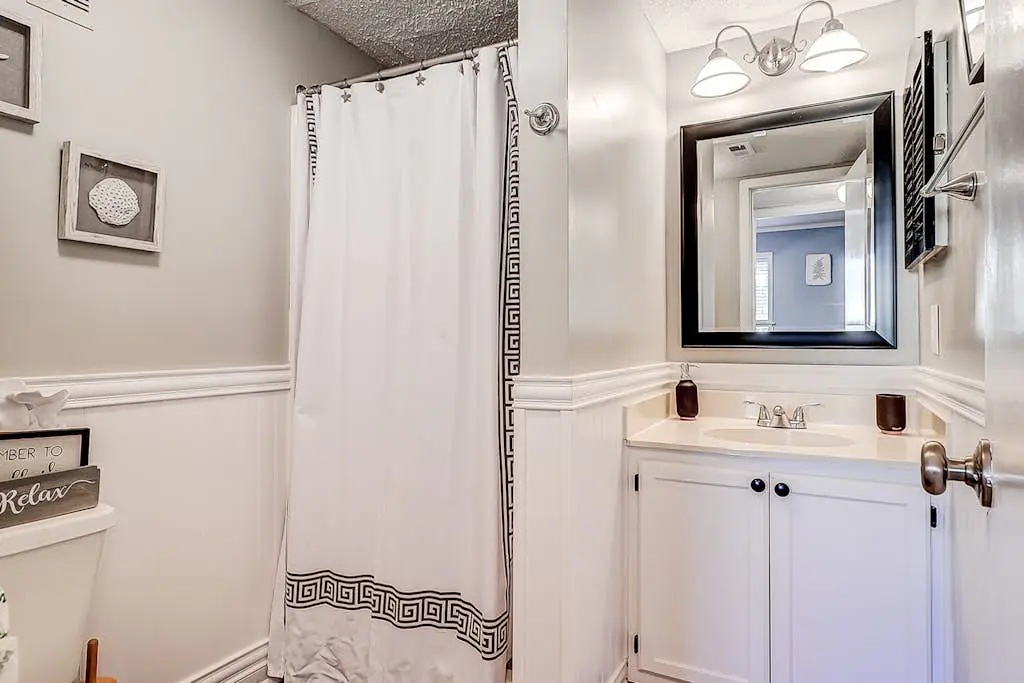 Cozy condo with pools, hot tub, tennis, gym & beach access