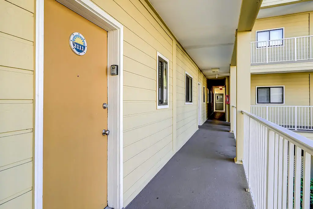 Cozy condo with pools, hot tub, tennis, gym & beach access