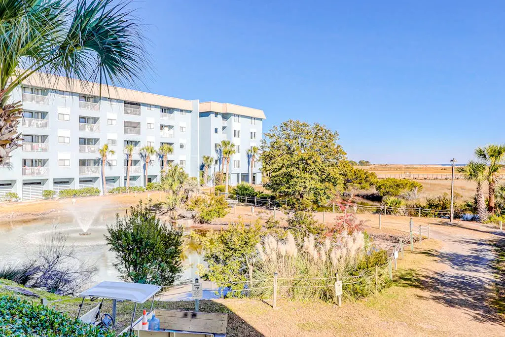 Cozy condo with pools, hot tub, tennis, gym & beach access