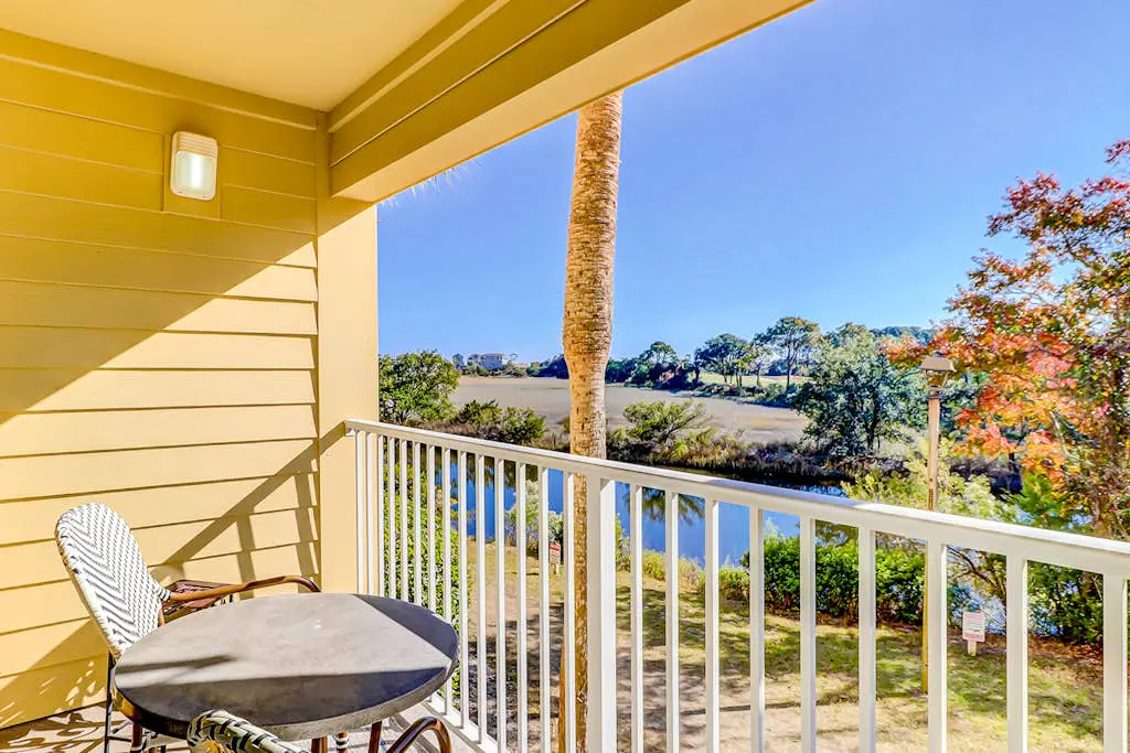Cozy condo with pools, hot tub, tennis, gym & beach access
