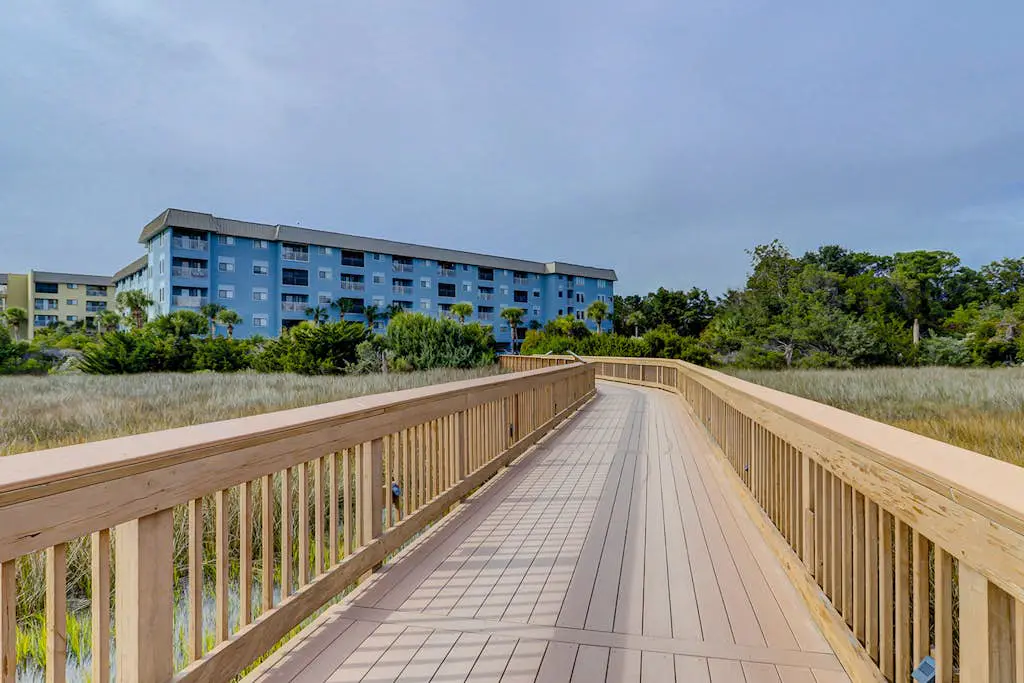Cozy condo with pools, hot tub, tennis, gym & beach access