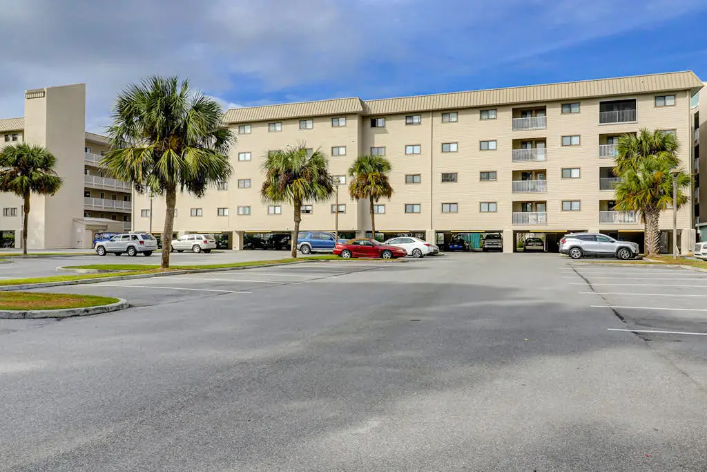 Cozy condo with pools, hot tub, tennis, gym & beach access