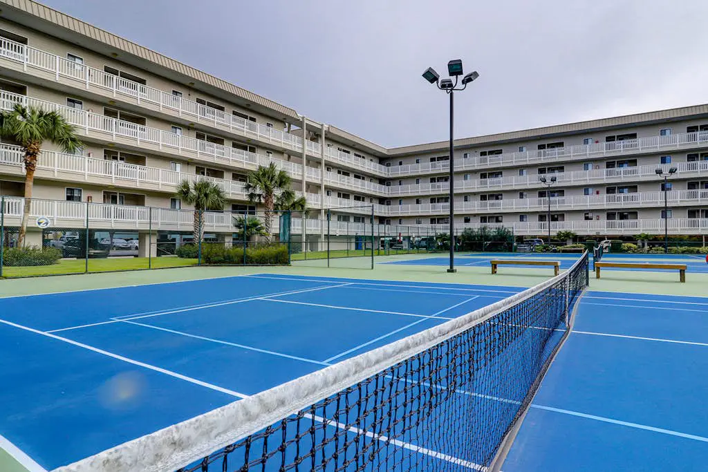 Cozy condo with pools, hot tub, tennis, gym & beach access