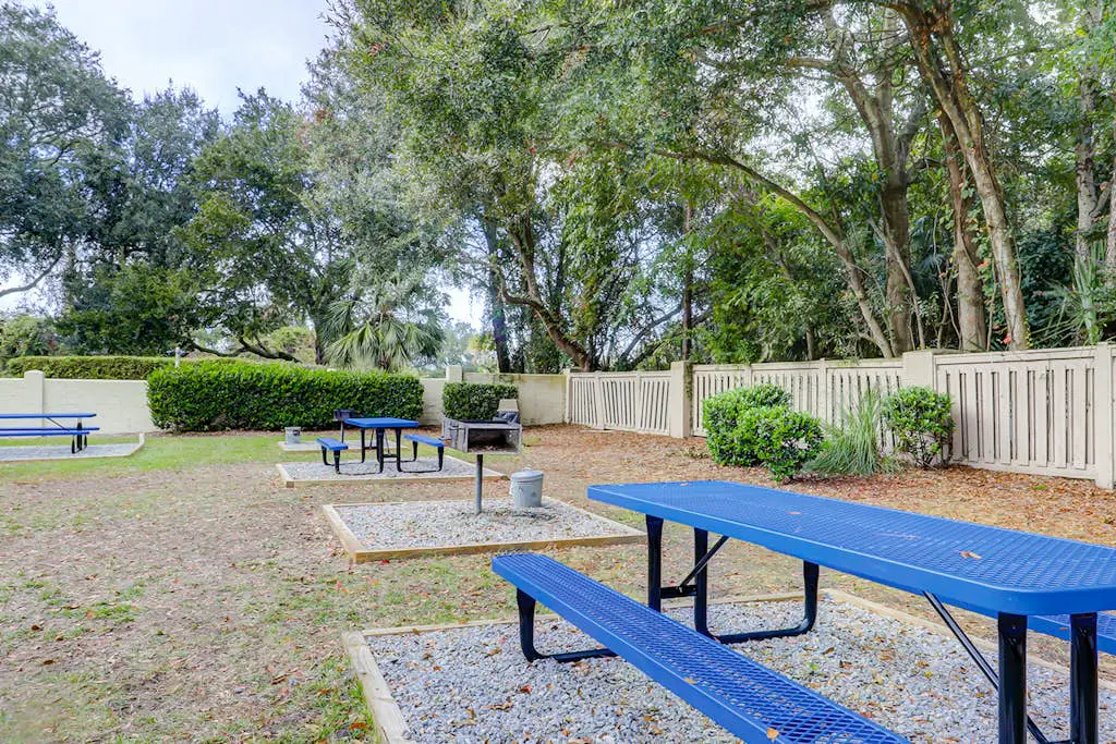 Cozy condo with pools, hot tub, tennis, gym & beach access