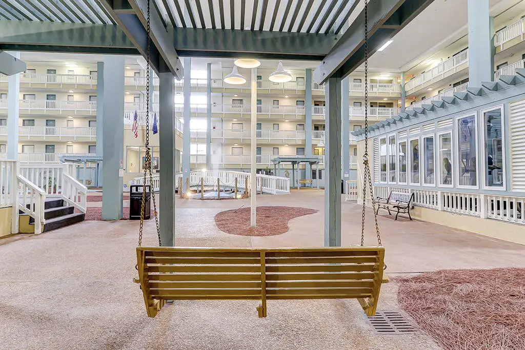 Cozy condo with pools, hot tub, tennis, gym & beach access