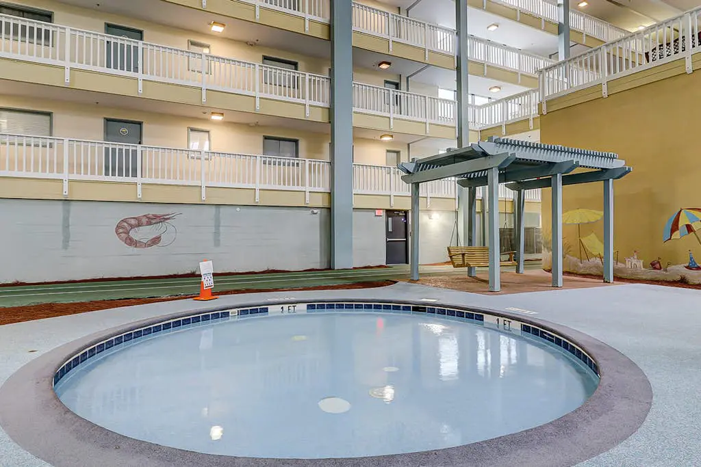 Cozy condo with pools, hot tub, tennis, gym & beach access